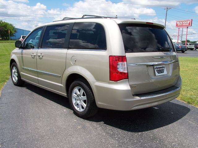 2013 Chrysler Town and Country AUTO LX