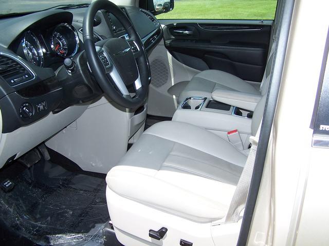 2013 Chrysler Town and Country AUTO LX