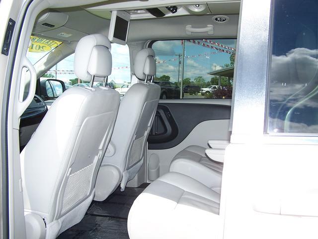 2013 Chrysler Town and Country AUTO LX