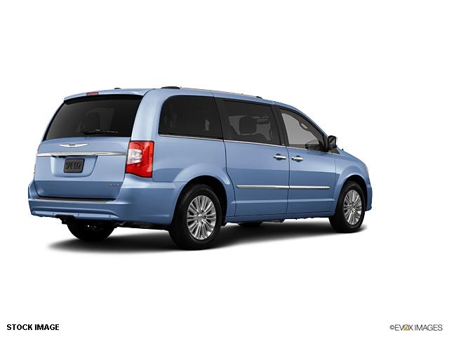 2013 Chrysler Town and Country Unknown