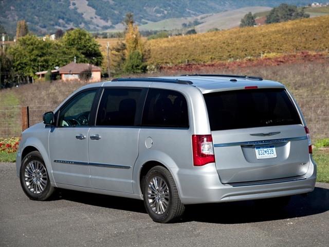 2013 Chrysler Town and Country AUTO LX