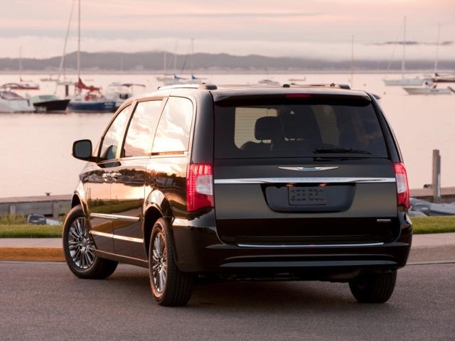 2013 Chrysler Town and Country AUTO LX