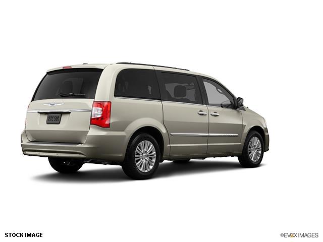 2013 Chrysler Town and Country Unknown