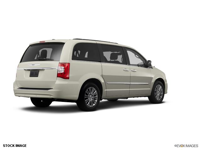 2014 Chrysler Town and Country Unknown