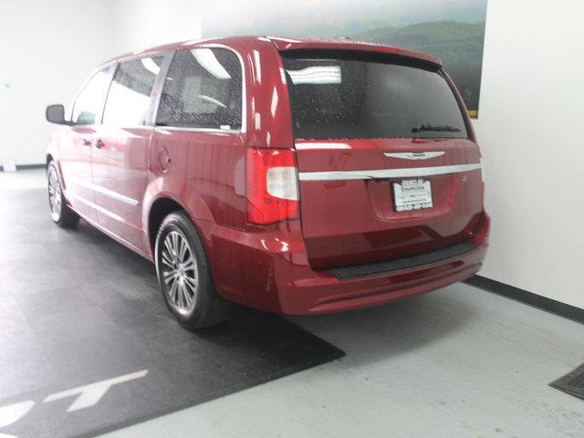 2014 Chrysler Town and Country XR