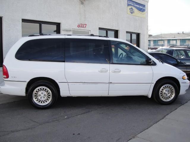 1996 Chrysler Town and Country Unknown