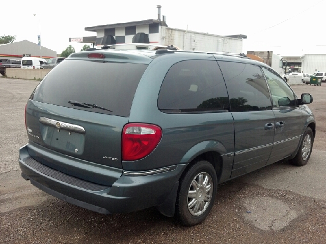 2005 Chrysler Town & Country SLT 25