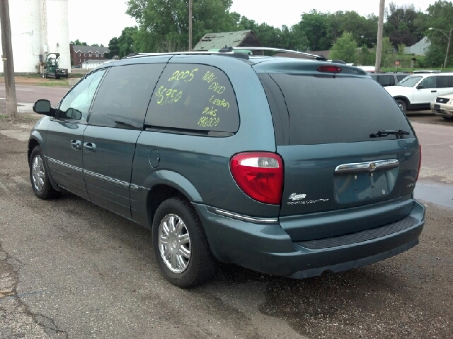 2005 Chrysler Town & Country SLT 25