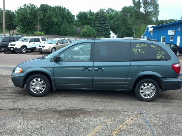 2005 Chrysler Town & Country SLT 25