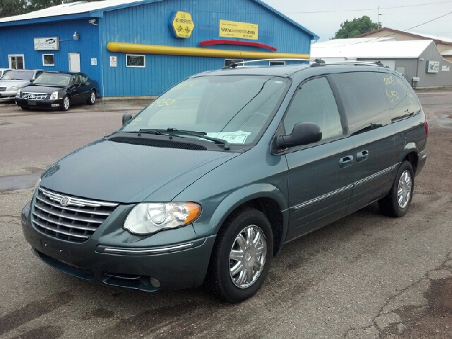 2005 Chrysler Town & Country SLT 25