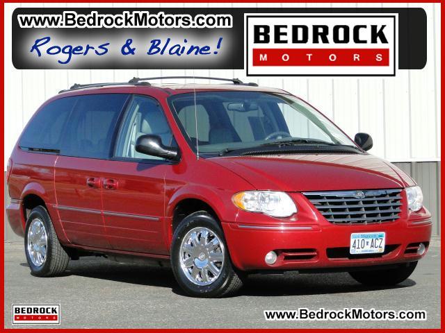 2005 Chrysler Town and Country SLT 25