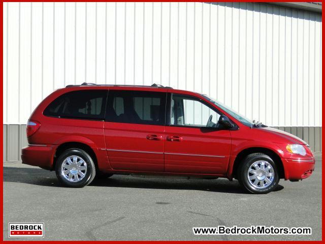 2005 Chrysler Town and Country SLT 25