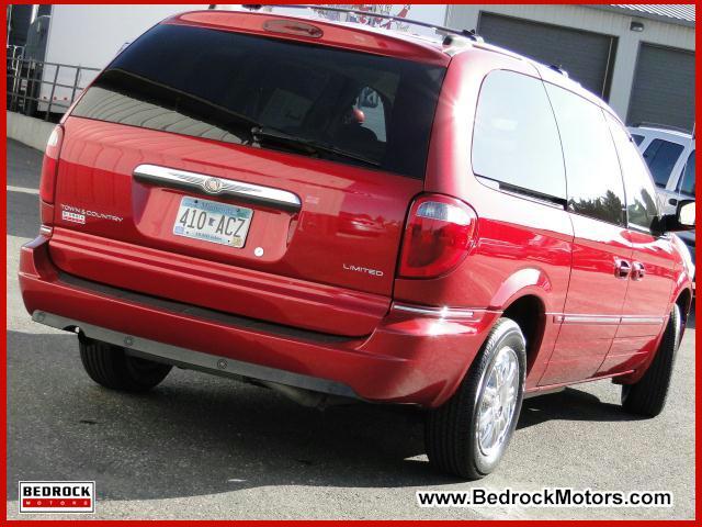 2005 Chrysler Town and Country SLT 25