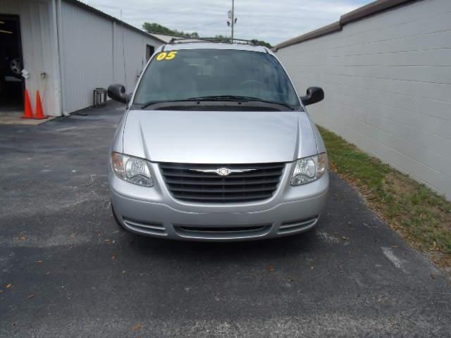 2005 Chrysler Town and Country Base