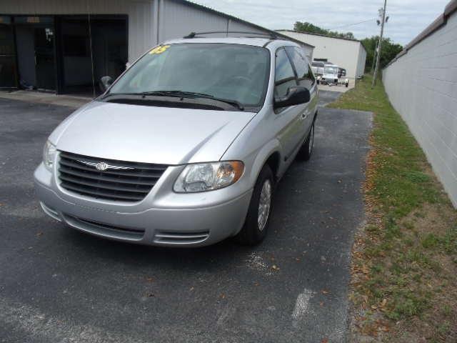 2005 Chrysler Town and Country Base