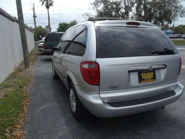 2005 Chrysler Town and Country Base