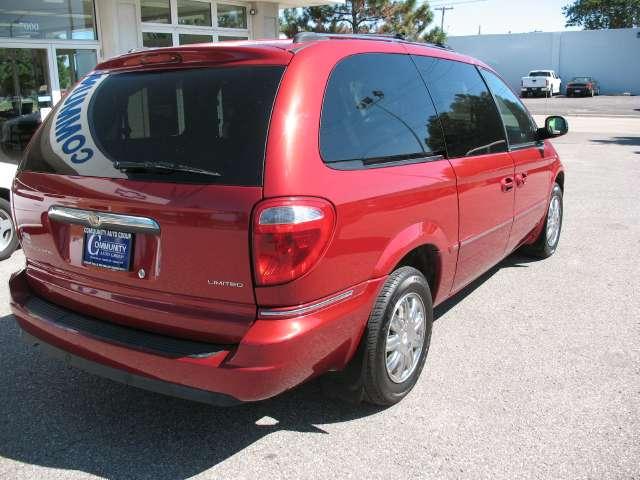 2005 Chrysler Town and Country SLT 25