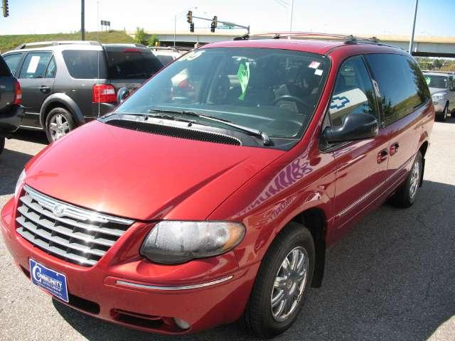 2005 Chrysler Town and Country SLT 25