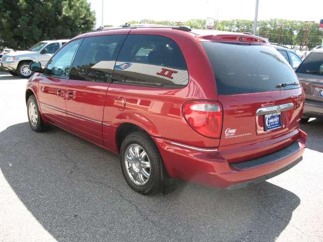 2005 Chrysler Town and Country SLT 25