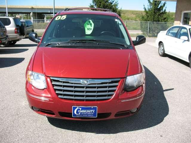 2005 Chrysler Town and Country SLT 25