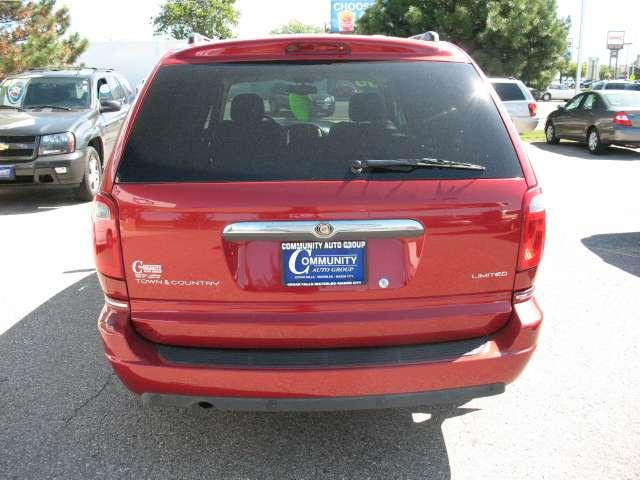 2005 Chrysler Town and Country SLT 25