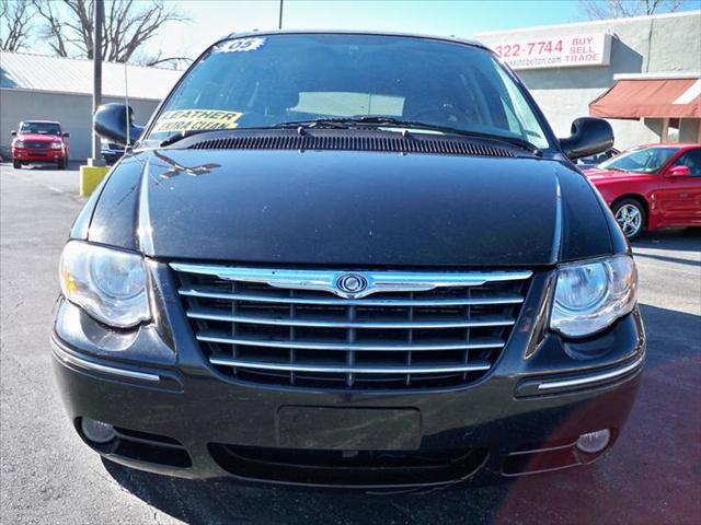 2005 Chrysler Town and Country SLT 25