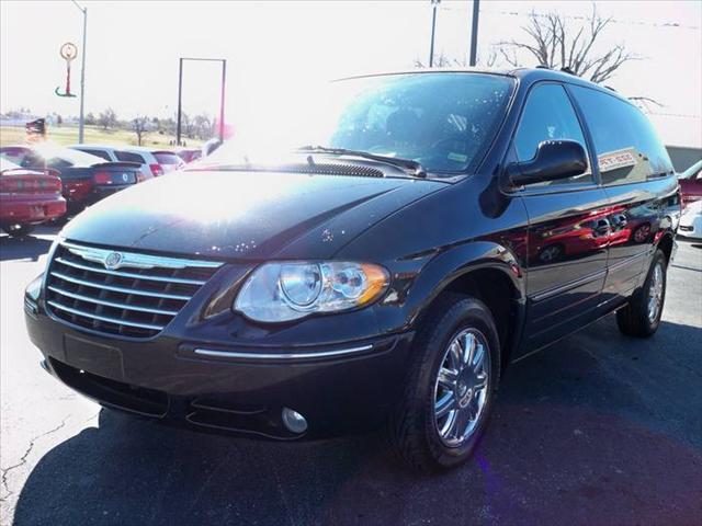 2005 Chrysler Town and Country SLT 25