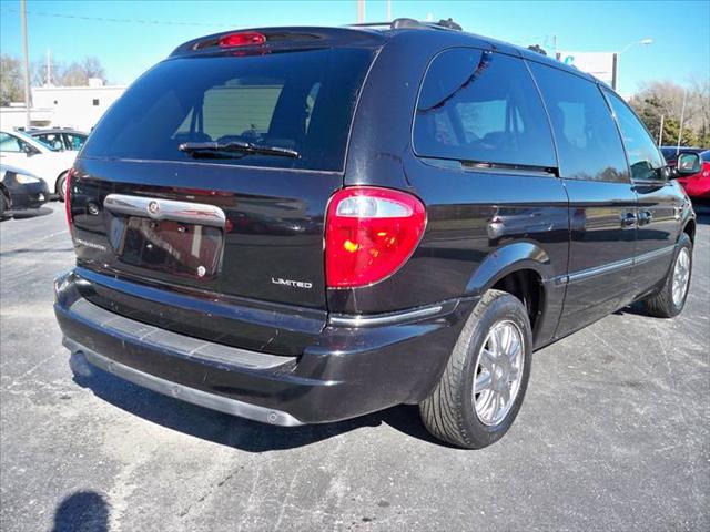 2005 Chrysler Town and Country SLT 25