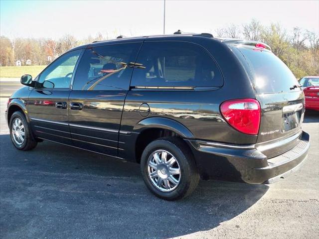 2005 Chrysler Town and Country SLT 25