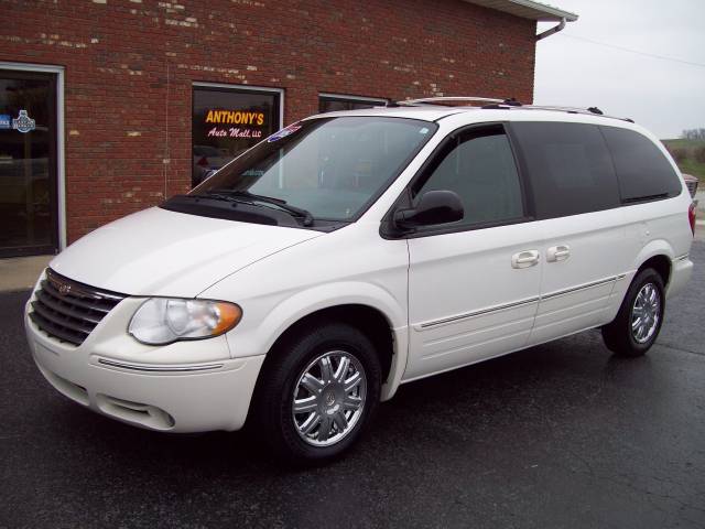 2005 Chrysler Town and Country SLT 25