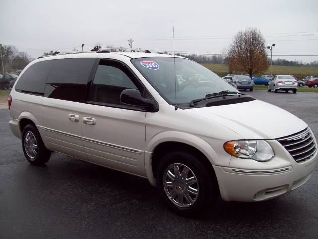 2005 Chrysler Town and Country SLT 25