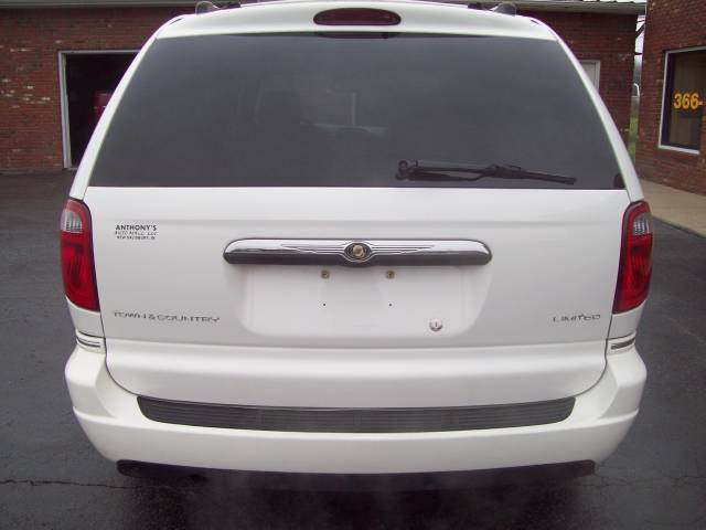 2005 Chrysler Town and Country SLT 25