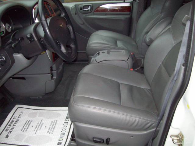 2005 Chrysler Town and Country SLT 25