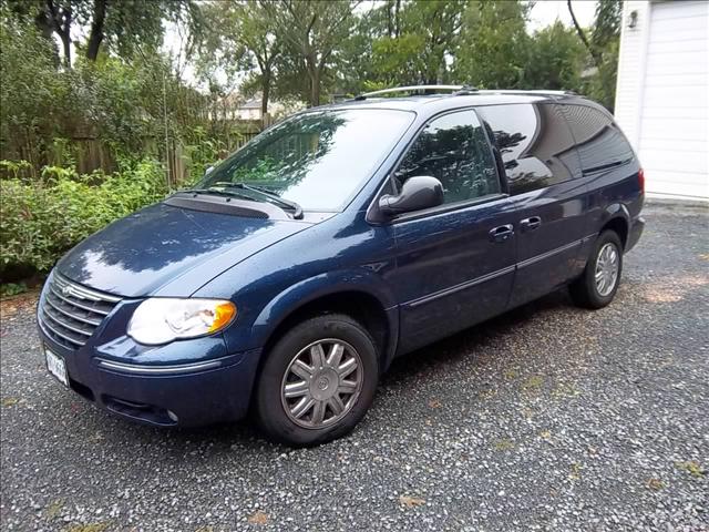 2005 Chrysler Town and Country SLT 25