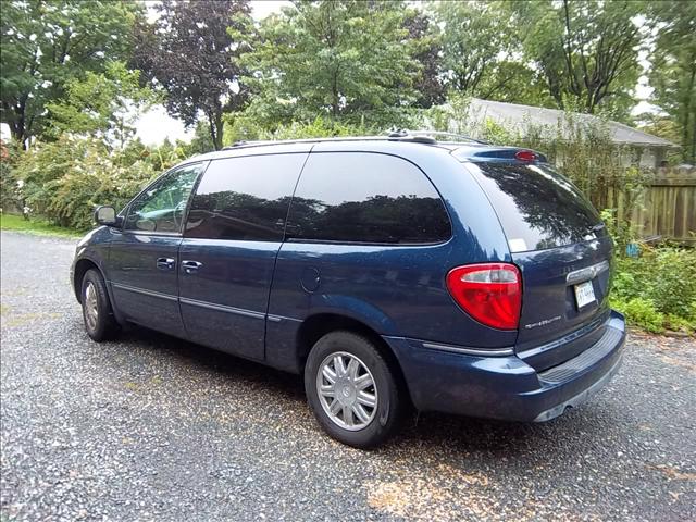 2005 Chrysler Town and Country SLT 25