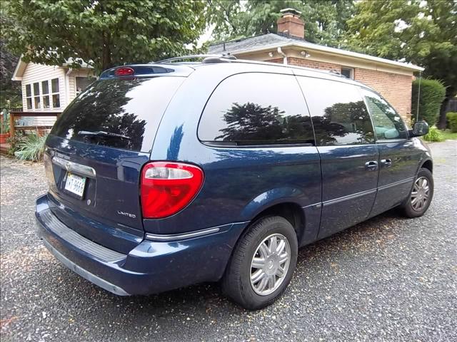 2005 Chrysler Town and Country SLT 25