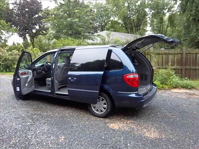 2005 Chrysler Town and Country SLT 25