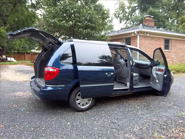 2005 Chrysler Town and Country SLT 25