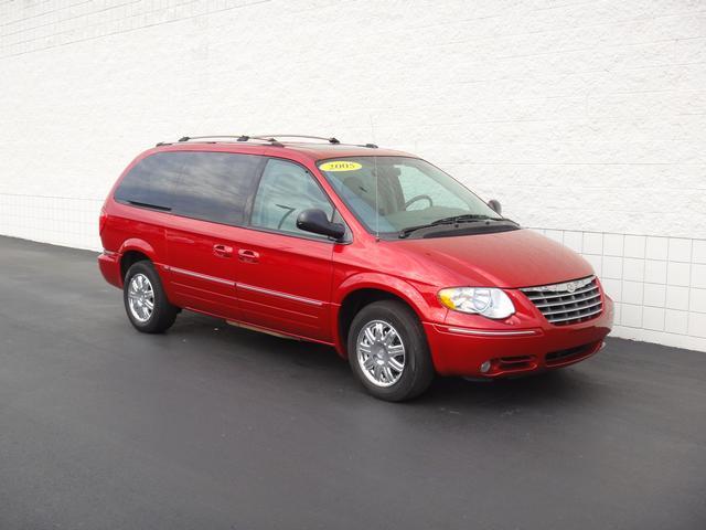 2005 Chrysler Town and Country SLT 25