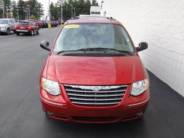 2005 Chrysler Town and Country SLT 25