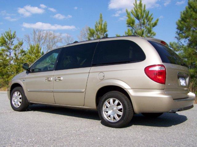 2005 Chrysler Town and Country 3.5