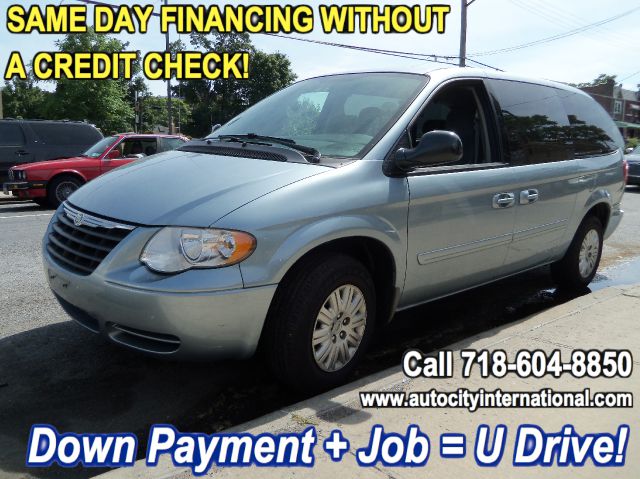 2006 Chrysler Town and Country LS Flex Fuel 4x4 This Is One Of Our Best Bargains