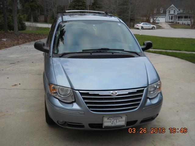 2006 Chrysler Town and Country SLT 25