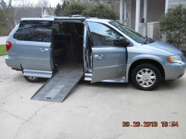 2006 Chrysler Town and Country SLT 25