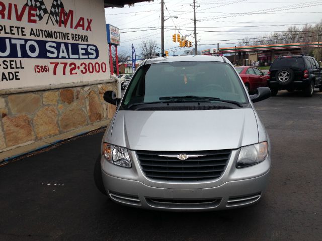 2006 Chrysler Town and Country Base