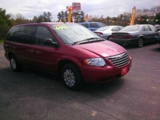 2007 Chrysler Town and Country LS Flex Fuel 4x4 This Is One Of Our Best Bargains