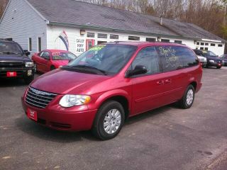 2007 Chrysler Town and Country LS Flex Fuel 4x4 This Is One Of Our Best Bargains