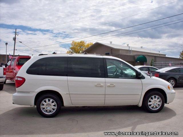 2007 Chrysler Town and Country SLT 25