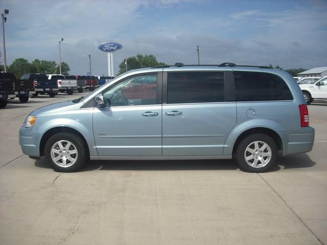 2008 Chrysler Town and Country Supercrew 139 King Ranch