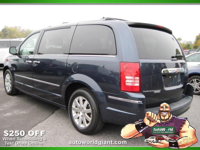 2008 Chrysler Town and Country SLT 25